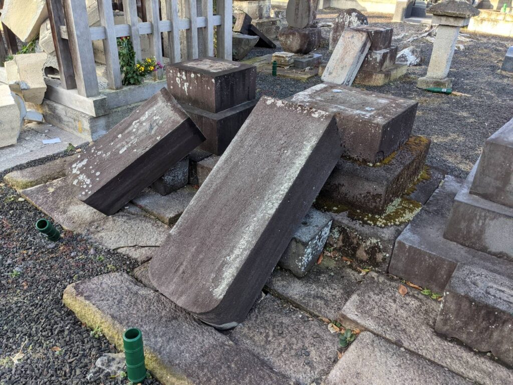 震度６弱を観測した福島県桑折町の無能寺（佐藤伴美住職）の墓地の様子